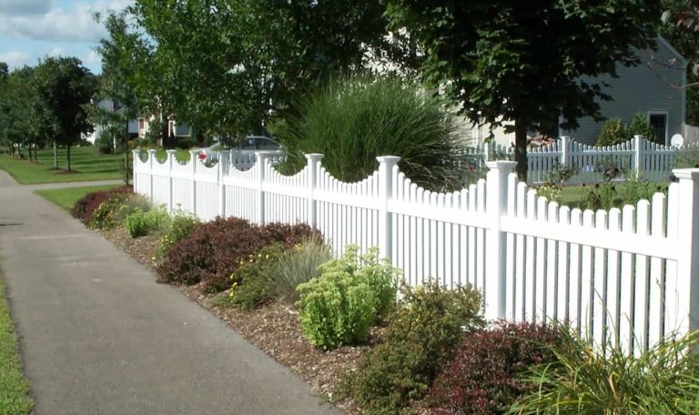 white vinyl picket fence-min