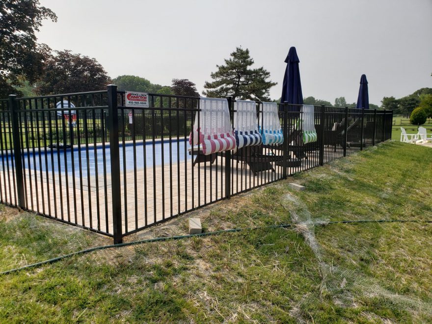 3-Rail Flat Top Ascot Style Black Aluminum Pool Code Fence (7)